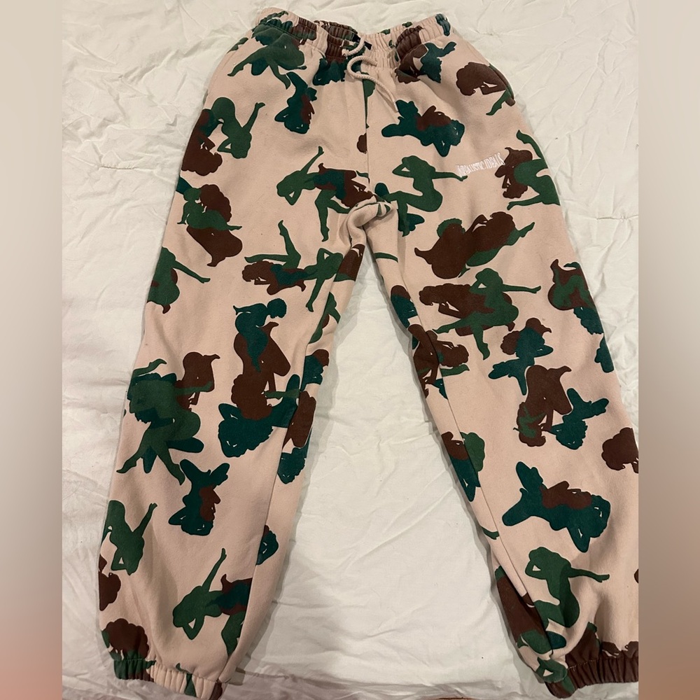Named collective sweatpants